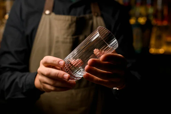 Großaufnahme von leeren, transparenten Cocktailgläsern in männlichen Händen — Stockfoto