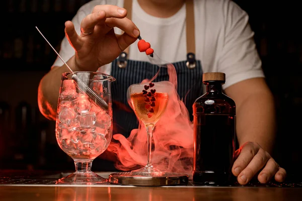 Maravillosa vista de la mezcla de taza, botella y vaso de bebida con humo en la barra. Rojo retroiluminado — Foto de Stock
