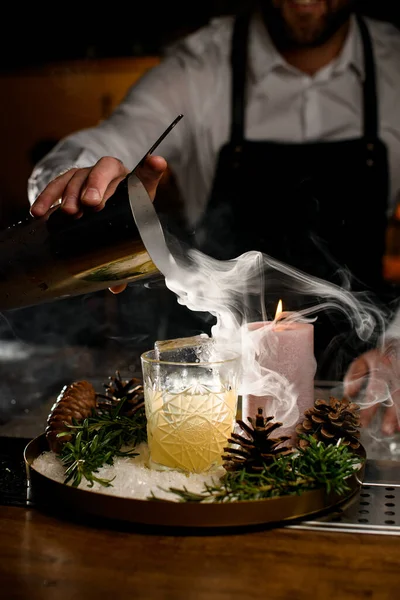 Esperto barista riempie il bicchiere da cocktail con bevande forti e fresche. — Foto Stock
