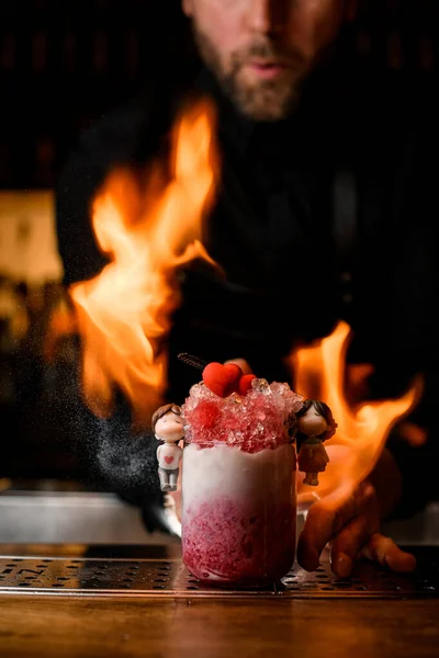 Barista professionista set a fuoco su vetro con schiuma e sciroppo cocktail — Foto Stock