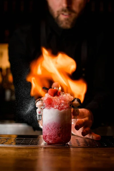 Barista maschio set a fuoco su vetro con schiuma e sciroppo cocktail — Foto Stock