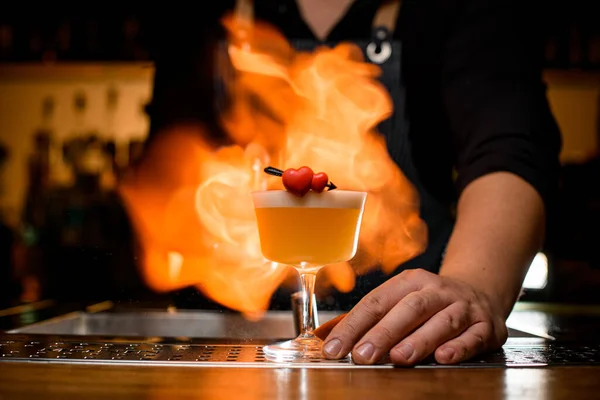 Barman dà fuoco al bicchiere con un cocktail di whisky acido — Foto Stock