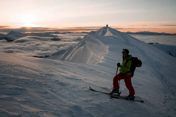 Erkek kayakçının manzarası gökyüzü ve bulutların manzarasına karşı harika. — Stok fotoğraf