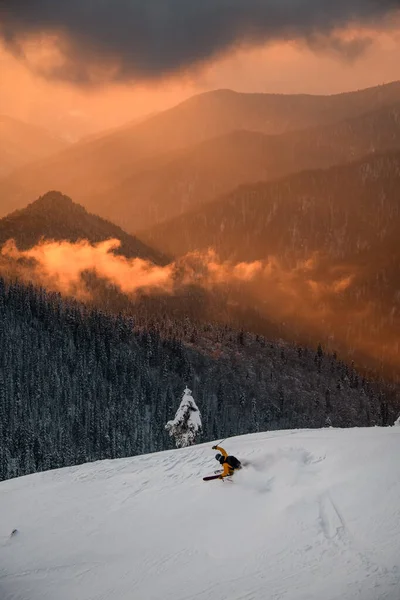 Síelő lovagol lejtőn hátterében a téli táj fényes ég — Stock Fotó