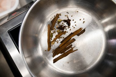 Tarçın çubukları, anason ve baharatlı kasenin üst görüntüsü.