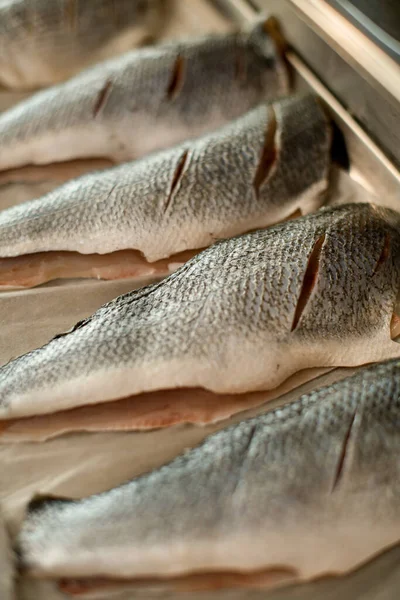 Primer plano de los peces pelados y eviscerados con incisiones en una bandeja para hornear — Foto de Stock