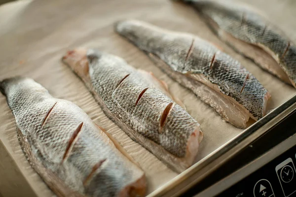 Vista sobre peces pelados y eviscerados con incisiones en una bandeja para hornear — Foto de Stock