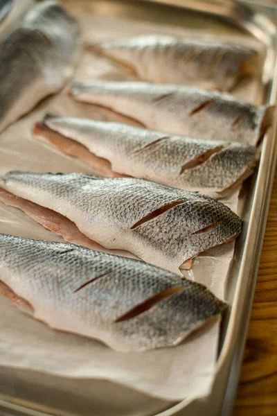 Loupaná a vykuchaná ryba s řezy na pekárně — Stock fotografie