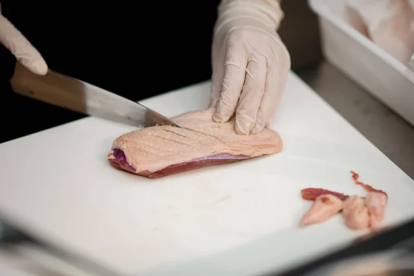 包丁で切り身を作る肉の塊 — ストック写真