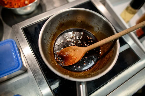 Widok stalowej miski, w której przygotowywany jest sos z przyprawami — Zdjęcie stockowe
