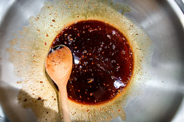 Vista superior de un cuenco de acero en el que se prepara la sabrosa salsa con especias — Foto de Stock