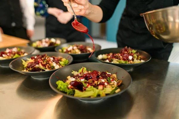 Yemek pişirme işlemi - salatayla tabağa kırmızı sos eklemek