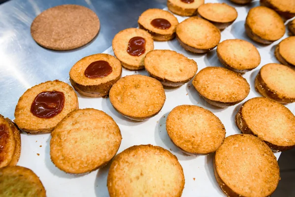 Вид на ряд підсмажених половинок гамбургерних булочок, помазаних кетчупом — стокове фото