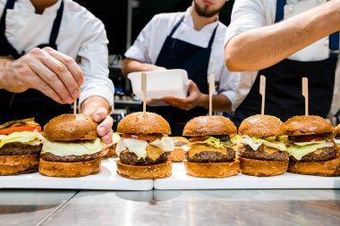 Etli ve sebzeli lezzetli hamburgerlerin önü.