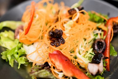 Sebzeli salatadaki küçük ahtapota odaklan.