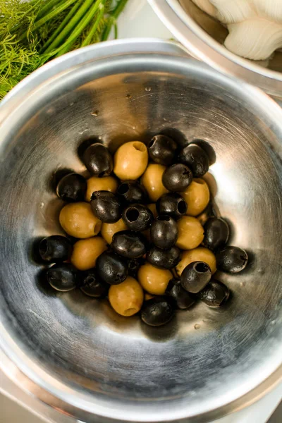 Metal bir kasede yeşil ve siyah zeytin manzarası — Stok fotoğraf