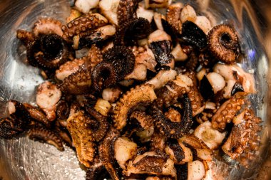 Metal kasedeki küçük ahtapotların parçalarına yakından bak..