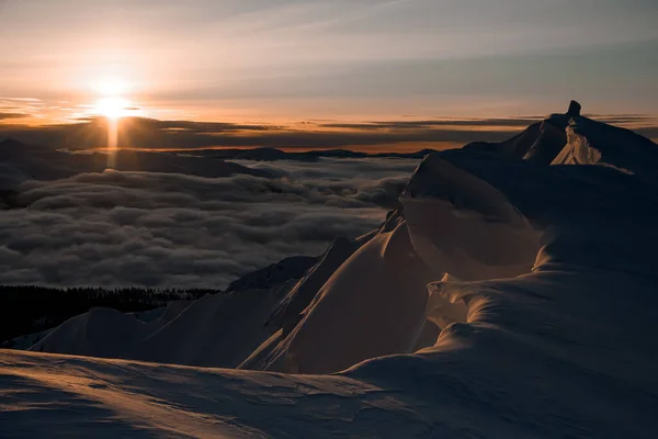 Beautiful view of the sunrise in the sky and winter mountain landscape — Stock Photo, Image