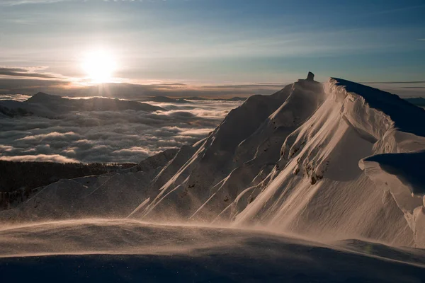 Magnificent view of the sunrise in the sky and winter mountain landscape — Fotografia de Stock