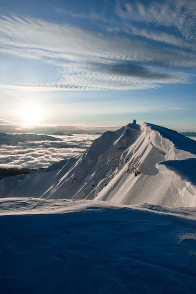 Aerial view of the snow-covered mountain range against background of sky and sun — Fotografia de Stock