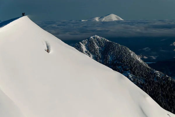 Gorgeous view of winter landscape and top of mountain slope with skier sliding down along it — Foto Stock