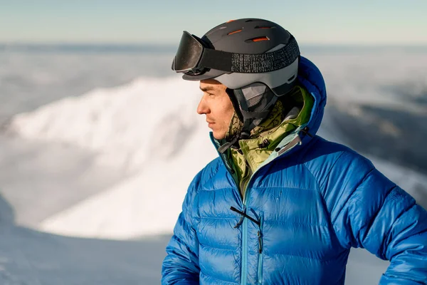 Portrait du skieur masculin vêtu d'une veste et d'un casque sur sa tête — Photo