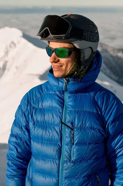 Portrait of male skier in jacket and helmet on his head and sunglasses on his face — 图库照片