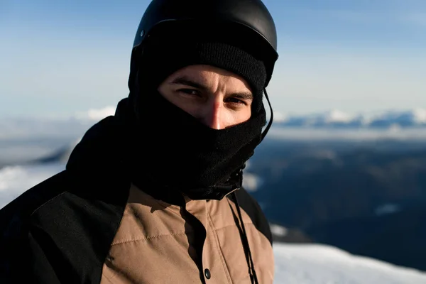 Potret manusia dalam balaclava hitam dan helm ski — Stok Foto