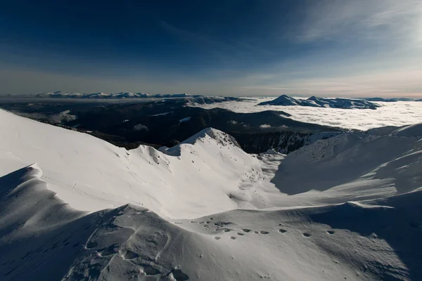Skvělý výhled na horský svah pokrytý sněhem a jasně modrou oblohou — Stock fotografie
