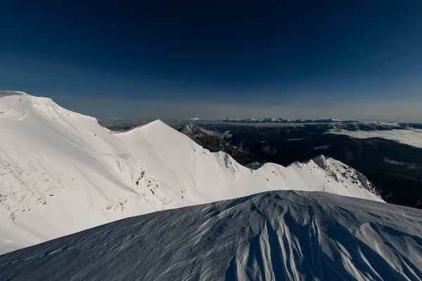 Magnificent view of the mountain peaks covered with snow and clear bright blue sky — Stockfoto