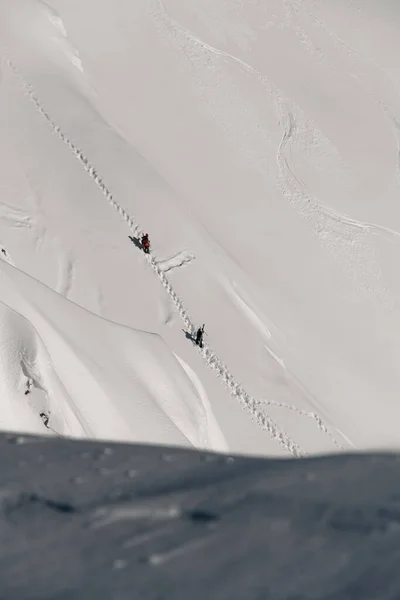 Angle de vue élevé pente de montagne couverte de neige avec des gens qui grimpent dessus — Photo