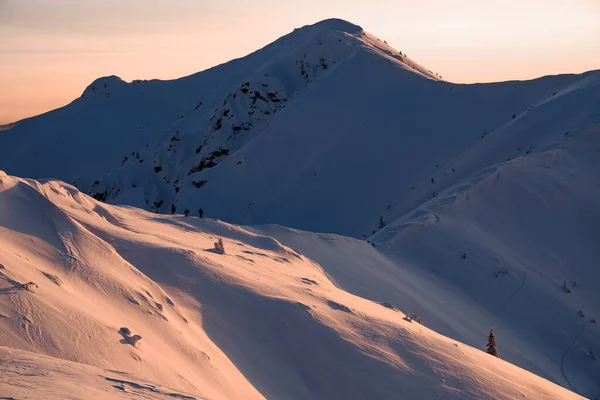 Schöne Aussicht auf das mit Pulverschnee bedeckte Gebirge mit Menschen darauf — Stockfoto