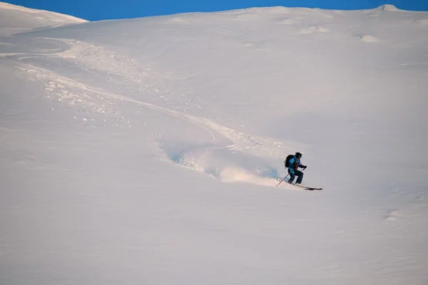 Active freerider rides down white powdery snow of mountain slope — Stock Photo, Image