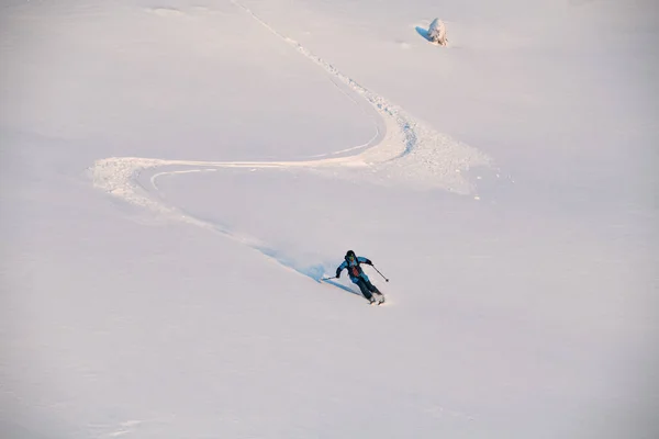 Active freerider masterfully rides down white powdery snow of mountain slope — Foto Stock