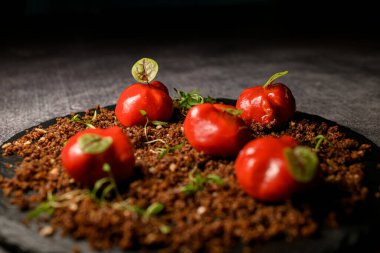 Lezzetli çerezlere odaklanın. Kırmızı jöleli ziftlere.