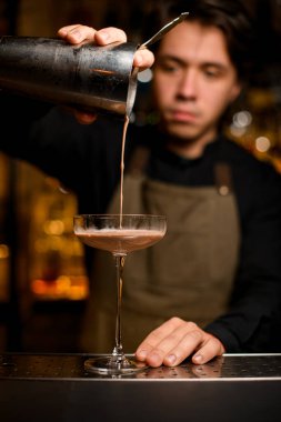 Karışımın karıştırıcıdan döküleceği bardağa özen gösterin