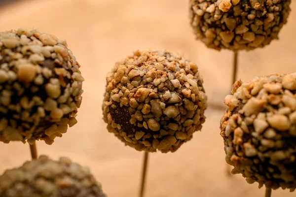 Close-up van handgemaakte chocoladesnoepjes op houten stokjes — Stockfoto