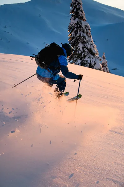 Фрирайдер скользит по заснеженным склонам на свежем порошковом снегу — стоковое фото