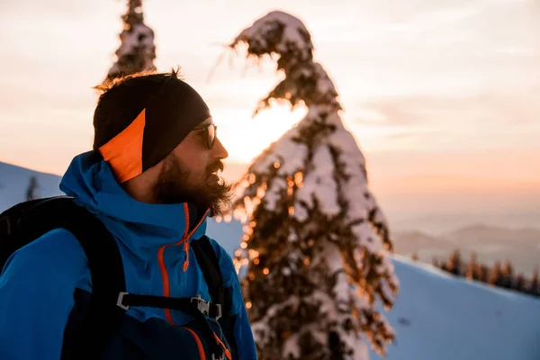 Retrato de um esquiador masculino no fundo de uma paisagem de inverno — Fotografia de Stock