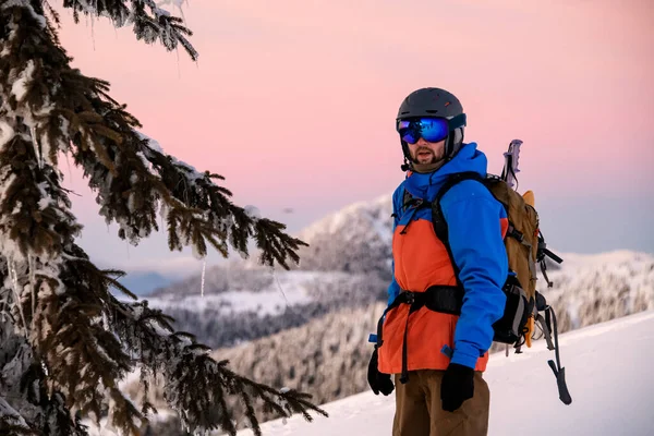 Muž lyžařský oblek a vybavení s batohem na pozadí hory. Freeride a lyžařské turné koncept — Stock fotografie