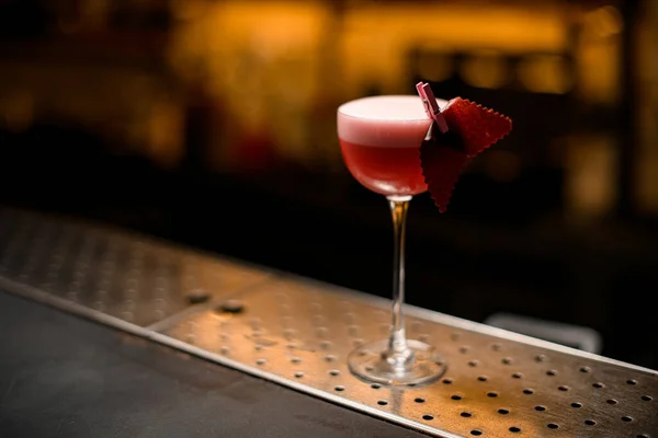 Cocktail rosa decorato con marshmallow frutta in piedi su bancone bar in metallo — Foto Stock