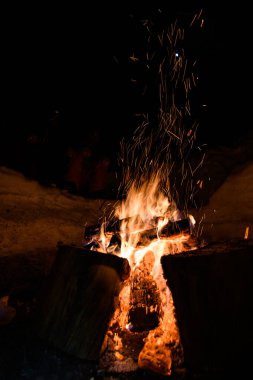 Büyük yanan şenlik ateşi. Parlak alevler ve kıvılcımlar uçuşuyor..