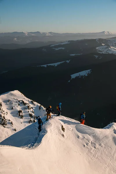 Grupa wycieczek narciarskich w zasięgu góry. Wspaniały krajobraz górski w tle. Turystyka narciarska i koncepcja freeride — Zdjęcie stockowe