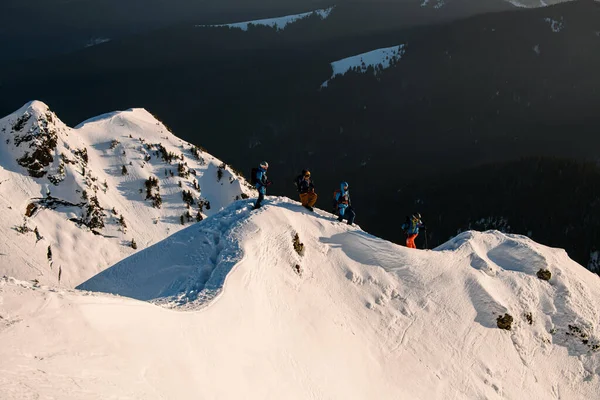 Fantastisk utsikt över ski tour grupp på utbud av berg mot bakgrund av vackert landskap. Skidtur- och freeridkoncept — Stockfoto