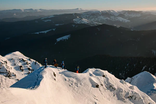 在风景秀丽的背景下，远眺高山上的滑雪旅游团。滑雪旅游和免费旅游的概念 — 图库照片