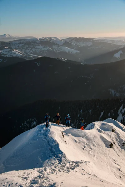 在雪山山脉的雪景秀丽的背景下，滑雪场旅游团尽收眼底。滑雪旅游和免费旅游的概念 — 图库照片