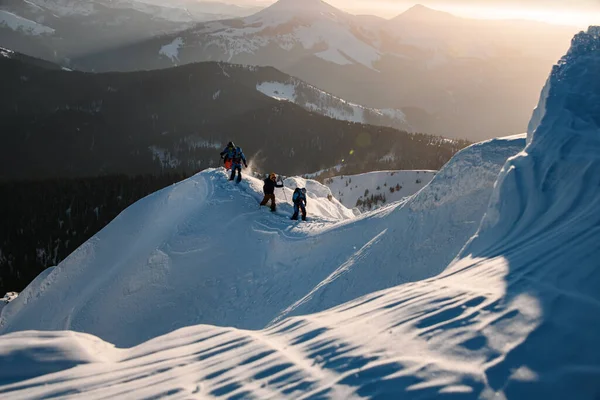 滑雪旅游团步行在喀尔巴阡山脉的马尔马罗斯山脉。滑雪旅游和免费旅游的概念 — 图库照片