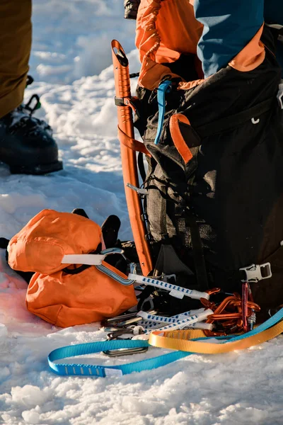 スキーツアーのための様々な登山機器と大規模なハイキングバックパックのクローズアップ — ストック写真