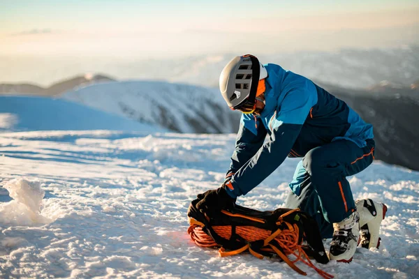 İnsanın yan görünüşü tırmanma ekipmanlarını sırt çantasına koyar — Stok fotoğraf