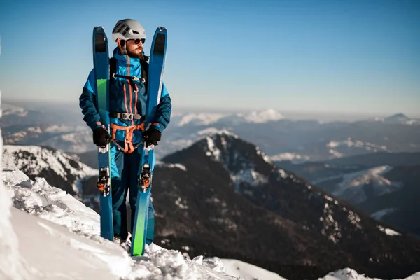 Kayak yapan bir adamın tam boy portresi güzel kış dağ manzarasının arka planında.